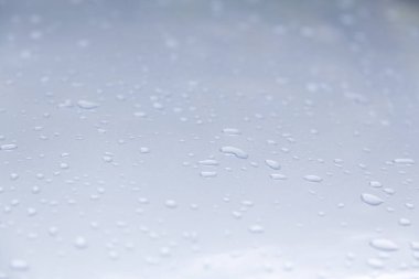 mavi bir arka plan üzerinde yağmur damlaları