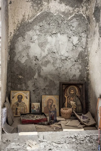 terk edilmiş bir kilise ve bir sunak ile küçük kutsal kişilerin resmi ve param kalmadı. bir Hıristiyan Kilisesi ve korunmuş simgeler. Allah'a iman