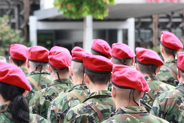 Gekleed Camouflage Soldaten Zowel Jongens Als Meisjes Met Rode Vaten — Stockfoto