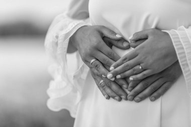 nedime onların düğün töreninde elele. yüzük ve gelin ve damat halkaları.