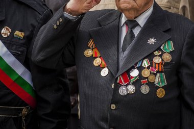 Kıdemli bir madalya ve kostüm verir onur emriyle bir geçit töreni sırasında süslenmiş. göğüs üzerinde çok sayıda madalya ile Savaşı gazisi.