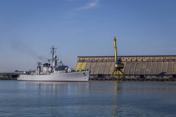 Большой Мощный Военный Фрегат Входит Гавань Военный Корабль Воды Фоне — стоковое фото