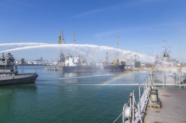 bir yangın gemi başka bir gemi olan bir ateşi söndürür. bir itfaiye su üzerinde bir kurtarma operasyonu bir bağlantı noktası olarak gerçekleştirir..
