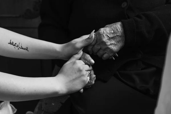 Eine Ältere Frau Mit Faltiger Haut Hält Die Hand Ihrer — Stockfoto