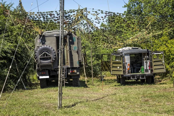 bir eski Rus askeri araç irtibat egzersiz sırasında. eski yeşil Rus off-road çayır ormanda park etmiş araçlar görevlerini.