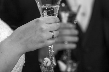 Balayı şerefine şampanya siyah ve beyaz ile söylüyorlar. tahıl etkisi. onların düğün gelin ve damat elinde şampanya ile kutluyoruz.