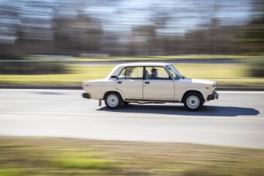 Eski Rus araba geçen yüzyılın hamle hızlı bir hızda. etkisi bulanıklık. eski bir araba modeli etkisi panning. bir ayırt edilemez ve tanınmaz halde araba ve şoför.