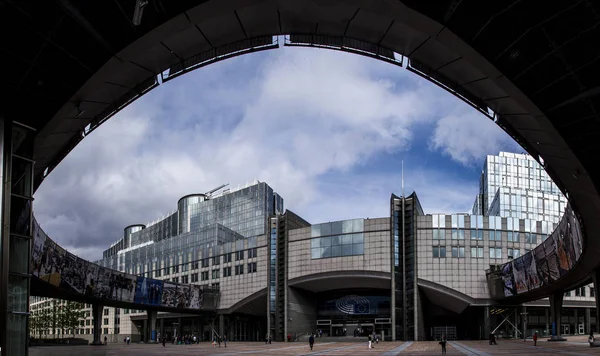 Panorama Brussels, Belçika 06.26.2016 editör kullanımı sadece Avrupa parlamento binasının. Avrupa'nın başkenti modern bir binada. Harika görünümlü büyük idari bina.