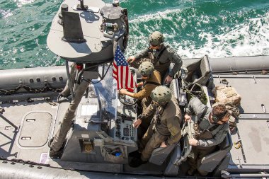 bir grup iyi eğitimli, silahlı ve deniz asker olun bir yatılı donatılmıştır. Editoryal kullanım içindir. Siyah Sea/Bulgaria/04.21.2016. Deniz Kuvvetleri Özel Kuvvetler yatılı tren.