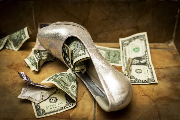 Einen Weißen Hochzeitsschuh Voller Dollar Und Währung Ritual Bei Einigen — Stockfoto