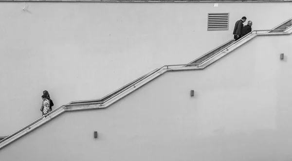 Iki Çiftler Merdiven Üzerinde Yürümek Siyah Beyaz Sokak Fotoğrafçılığı Editoryal Stok Fotoğraf