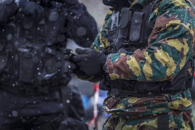 Askerler bir silah ile çekim eğitmek. bir grup asker soğuk karlı havalarda pratik. mükemmel ekipman ve çamurlu ve kirli hava kamuflaj giyim ile donatılmış.