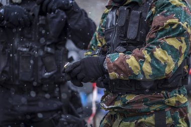 Askerler bir silah ile çekim eğitmek. bir grup asker soğuk karlı havalarda pratik. mükemmel ekipman ve çamurlu ve kirli hava kamuflaj giyim ile donatılmış.