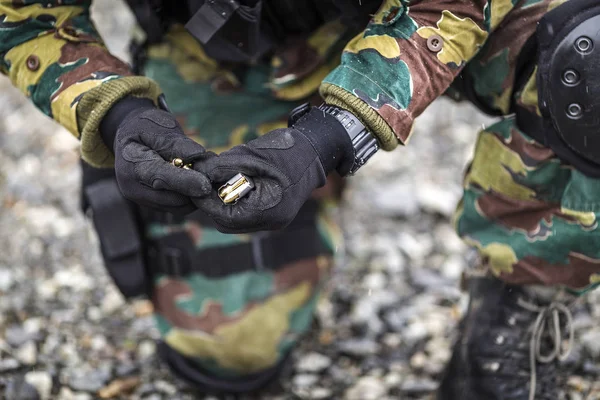 Soldados Entrenan Disparando Con Arma Grupo Soldados Están Practicando Clima — Foto de Stock