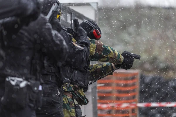 Soldados Entrenan Disparando Con Arma Grupo Soldados Están Practicando Clima — Foto de Stock