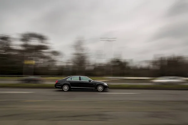 bir Alman otomobil hızlı bir hareket ediyor şehirdeki hızı. etkisi panning. Editoryal kullanım içindir. Burgas/Bulgaria/02.21.2018. yüksek hızda bir araba bulanık etkisi.