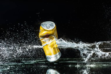 Su sıçraması ile Schweppes olabilir