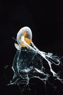 Yumurta patladı, bir kurşun deldi