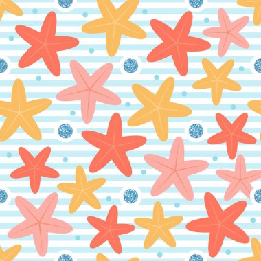 Renkli yıldız balığı ve denizin altındaki mavi ışıltılı baloncukla çizgili arka planda kusursuz bir doğa düzeni.