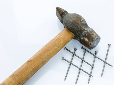 Eski çekiç ve çivi. Nesneler üzerinde hafif bir arka plan