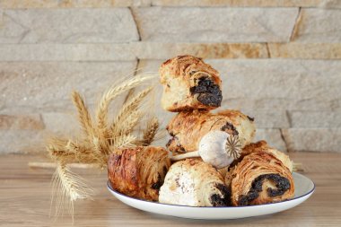 Tatlı haşhaş tohumu ile beyaz porselen tabak içinde alır.