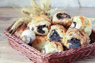 Tatlı haşhaş tohumu yalanla bir hasır sepet rulo.
