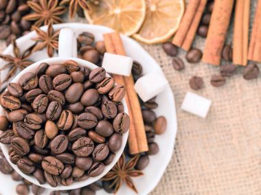 Tahıl Kupası kahve. Tarçın ve anason bir tabak üzerinde. Kurutulmuş limon dilimleri ve şeker.