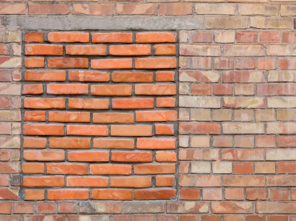 Veranderde bricked-up venster op een oude bakstenen muur — Stockfoto