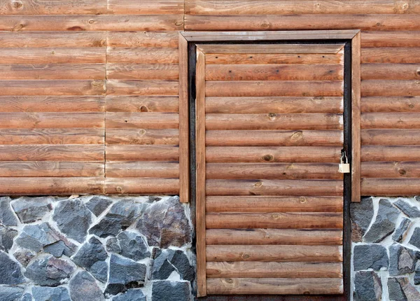 Houten deur naar de bijkeuken van een huis staan op stenen fundamenten — Stockfoto