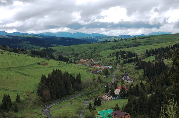 Winding Road Passes Village Valley Carpathians — Stock Photo, Image