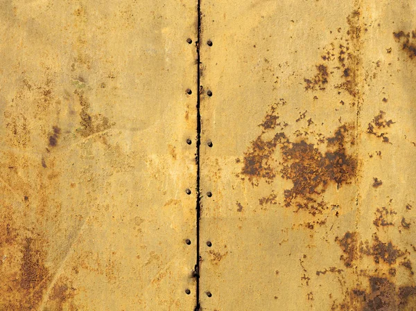 Іржа на двох старих листах металевої текстури, з'єднаних болтами — стокове фото