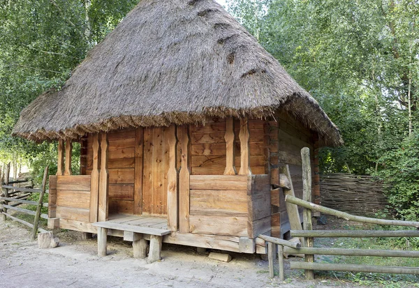 Oude traditionele Oekraïense landelijke schuur met een strooien dak — Stockfoto