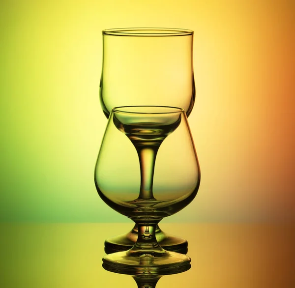 Bicchieri vuoti su sfondo giallo-verde — Foto Stock