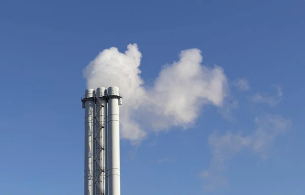 Fumaça Branca Vem Tubo Chaminé Branco Fundo Céu Azul Ambiente — Fotografia de Stock