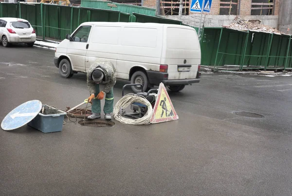 Funcionário Abriu Escotilha Rua Iniciou Gerador Energia Baixou Cabo Elétrico — Fotografia de Stock