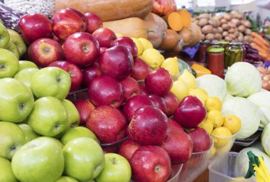 yeşil, Kırmızı elma arka plan, piyasadaki satılık diğer sebze ve meyve sarı limon sulu