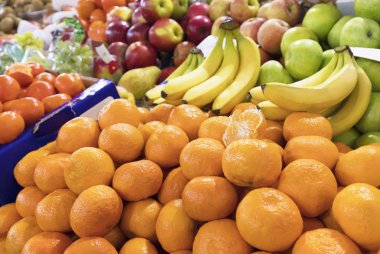 mandalina, muz, elma satış için Pazar sayaçta yalan