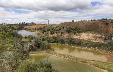 Bir yaz gününde bir terk edilmiş kumtaşı ocağı peyzaj.