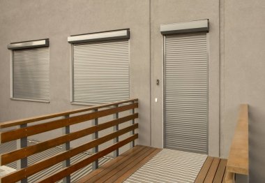 Kapıları ve pencereleri evin cephe üzerinde metal güneşlikler