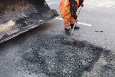 Kısmi onarım yol asfalt. Alt yolun kötü bir bölümü temizler