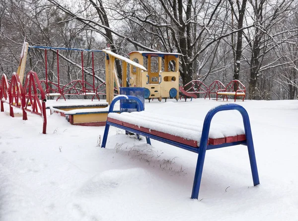 Neve Coperto Panchina Parco Giochi Multicolore Nel Cortile Del Parco — Foto Stock