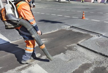 Kısmi onarım yol asfalt. Alt yolun bir endüstriyel elektrik süpürgesi ile kötü parçası temizler