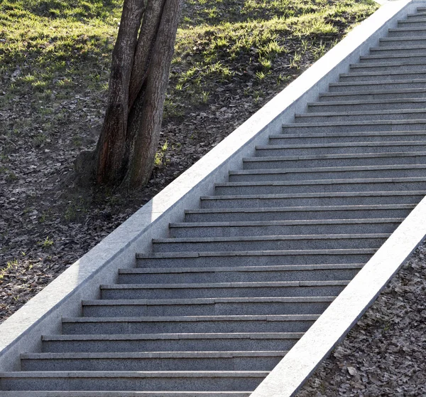 Yukarı doğru yükselen bir granit merdiven adımlardan