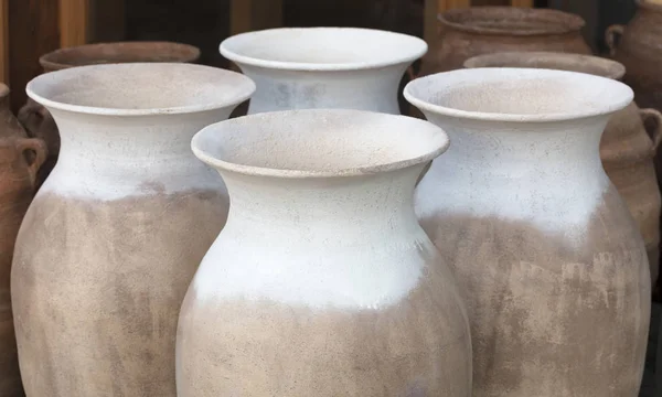 Büyük kil amphora su üst üste Satılık için — Stok fotoğraf