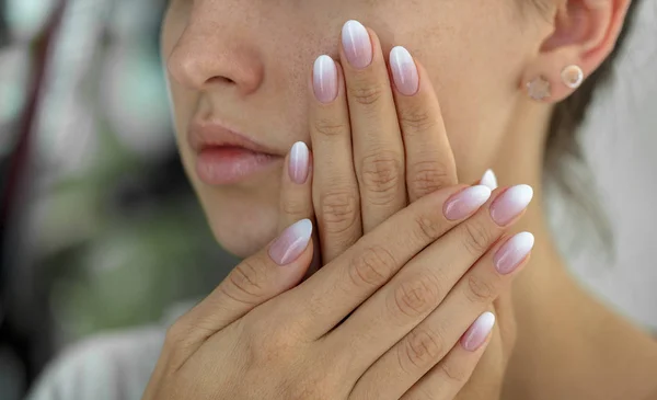 Hermosas uñas de mujer con hermosa manicura francesa ombre —  Fotos de Stock