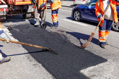 Çalışan ekip at arabasının seçilen alanını onarıyor..