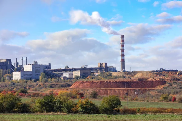 Bir yaz günü kireç taşı ve kil ocağının arka planındaki çimento fabrikası.. — Stok fotoğraf