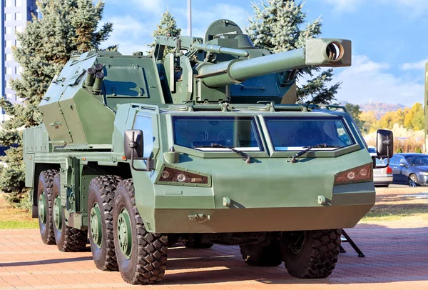 Self-propelled artillery is parked in the parking lot. — Stock Photo, Image