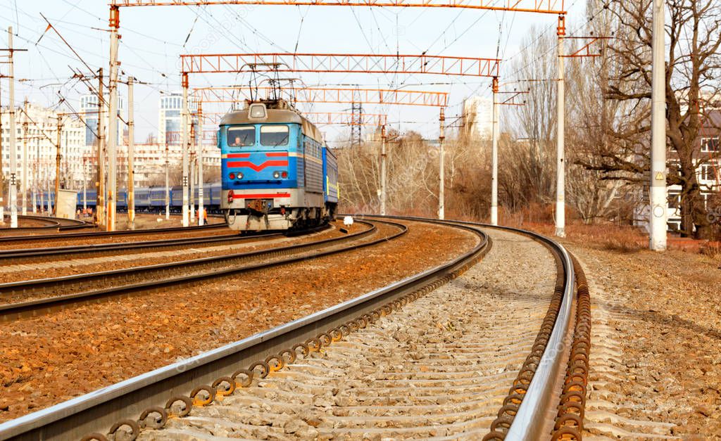 Multichannel railway tracks with a turn for the passage of electric trains.