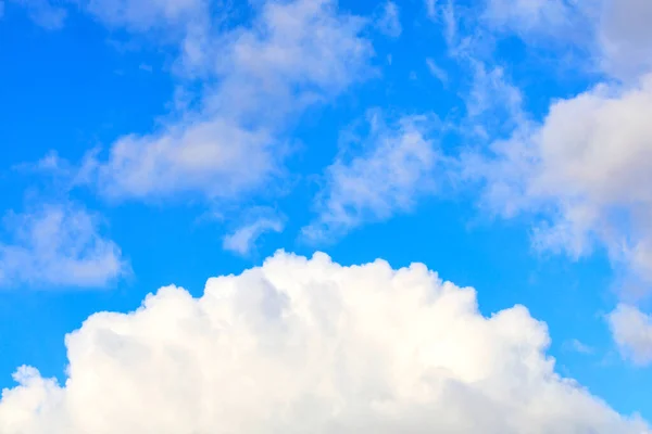 明るい飽和青空の中で壮大な白い雲のキャップ. — ストック写真